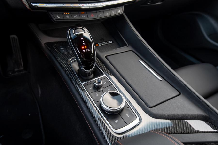 Детали интерьера Cadillac CT5-V 2019 года  (фото 32 из 33)